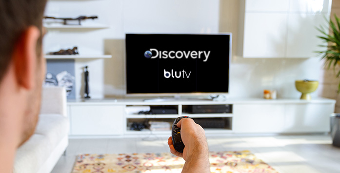 Discovery ve BluTV&#39;nin Logolarının Yer Aldığı TV Görseli